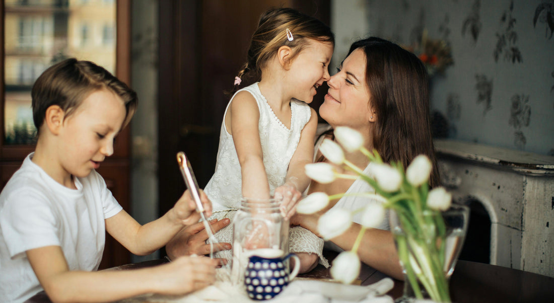 Comment parler positivement des menstruations avec tes enfants (et pourquoi c’est important)